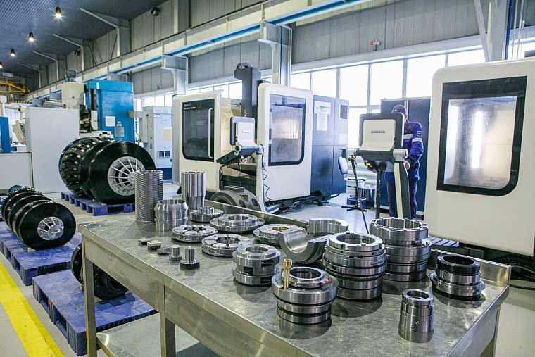 Владимир Якушев и Александр Моор посетили Тюменский ремонтно-механический завод