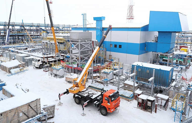 На строительной площадке второй очереди дожимной компрессорной станции.
