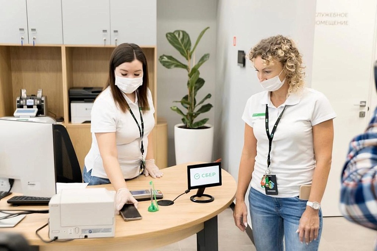 Умные устройства, примерочная и кофе на вынос: добро пожаловать в новые офисы Сбера в Тюмени