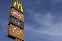 "Макдоналдс" объявил о временном закрытии ресторанов в России