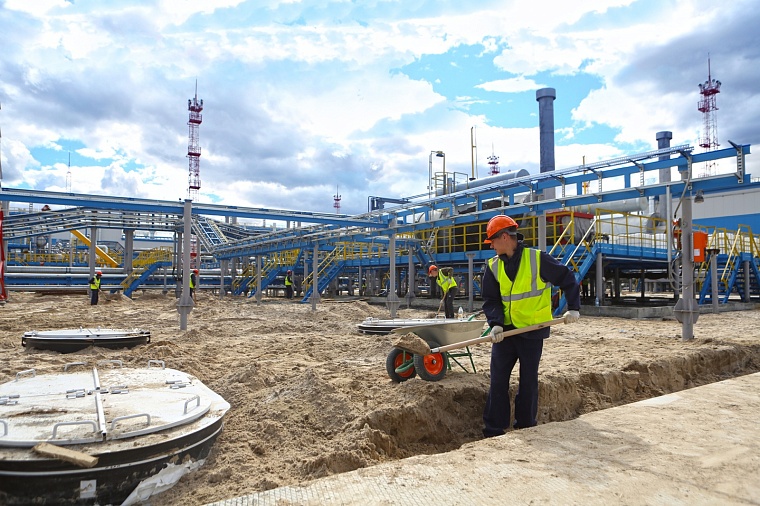 Представителей межрегиональной студенческой стройки «Пламя» принимают на Уренгойском нефтегазоконденсатном месторождении.