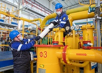 Производственный персонал Нефтегазодобывающего управления производит замену фильтрующего элемента фильтра пускового газа турбокомпрессорного агрегата.
