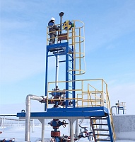 Оператор по добыче нефти и газа проводит обслуживание устройства очистки колонны насосно-компрессорных труб.