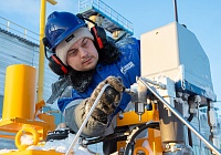 Оператор по добыче нефти и газа ГП-12 Марат Назмутдинов проводит работы по переключению технологических ниток.