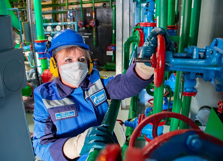 Аппаратчик химводоочистки Надежда Казакова проводит работы по регенерации фильтров системы водоподготовки котельной.