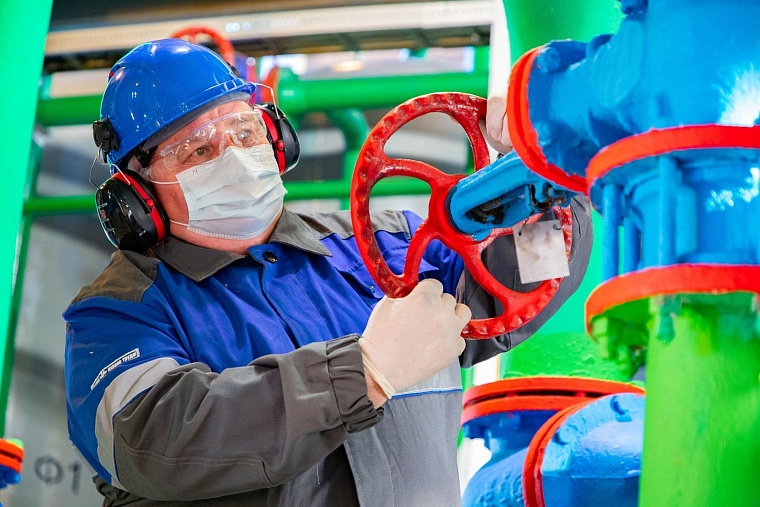 Слесарь-сантехник Иван Яковлев.