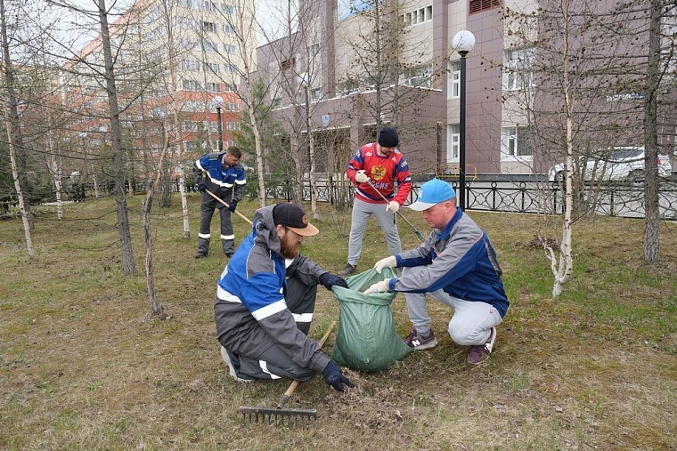 Коллектив «Газпром добыча Уренгой» вышел на уборку и благоустройство прилегающих к объектам Общества территорий.