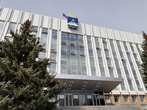 Герб на фасаде администрации Тюмени восстановят за 1,3 млн рублей