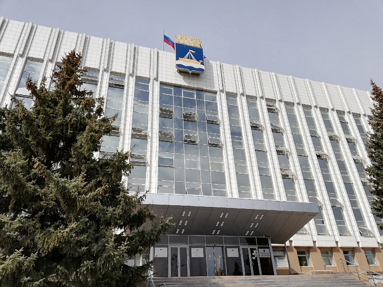 Герб на фасаде администрации Тюмени восстановят за 1,3 млн рублей