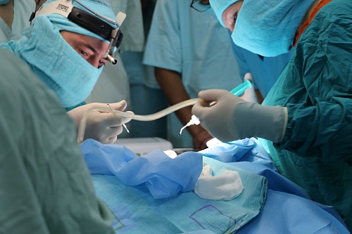 Двое тюменских семилеток смогут слушать костью