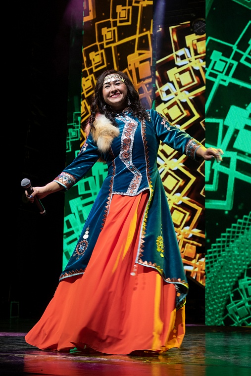 Роза Фахразиева из Управления технологического транспорта и специальной техники ООО «Газпром добыча Уренгой» исполнила песню «Халкыма» в номинации «Вокал эстрадный (соло)»