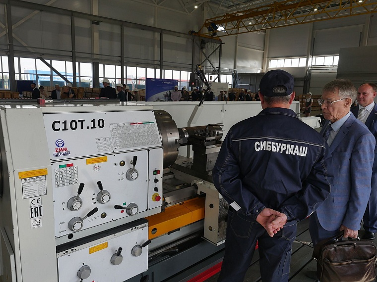 На открытии новой площадки руководитель «СибБурМаша» зачитал стихи в стиле Маяковского