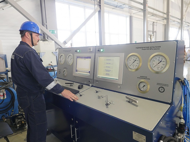 На открытии новой площадки руководитель «СибБурМаша» зачитал стихи в стиле Маяковского