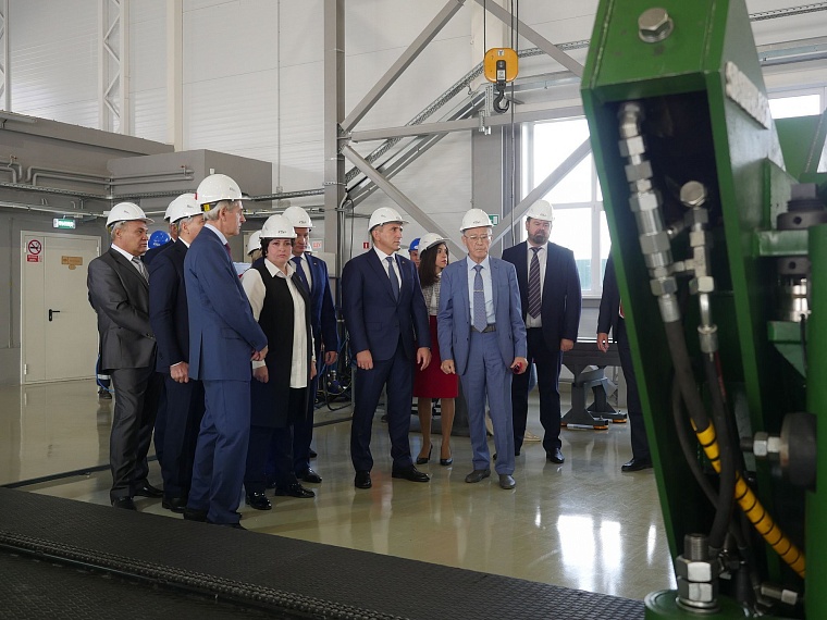 На открытии новой площадки руководитель «СибБурМаша» зачитал стихи в стиле Маяковского