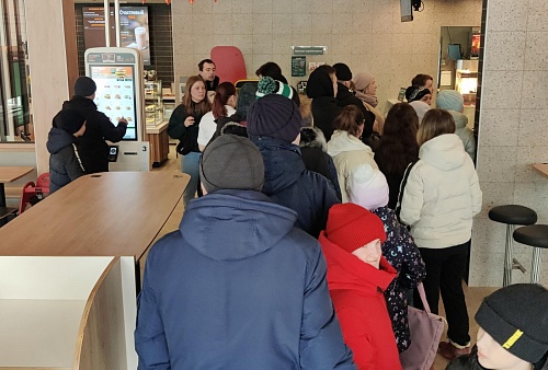 Халява и точка. Первые сто гостей нового тюменского ресторана получили бургер в подарок