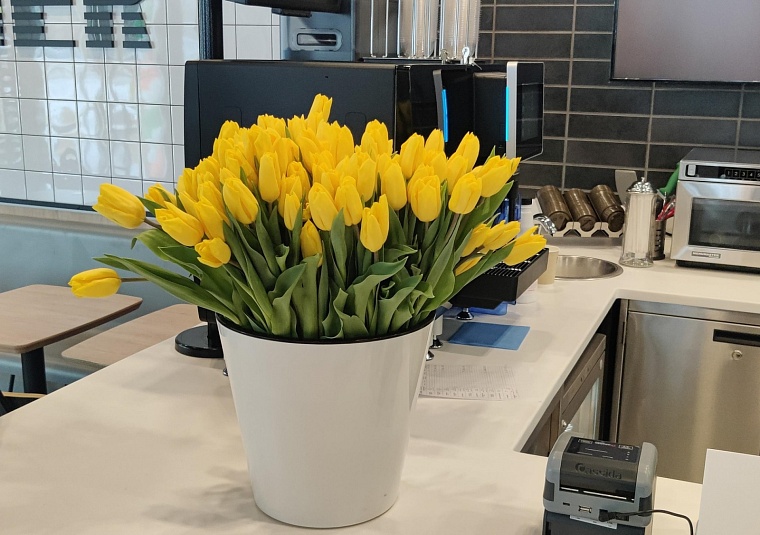 Девушкам дарили тюльпаны в честь 8 марта