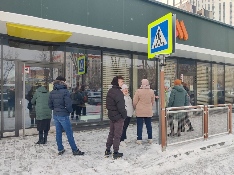 До открытия осталось минут десять. Первые посетители