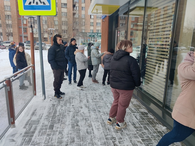 Первые посетители начали приходить минут за десять до открытия