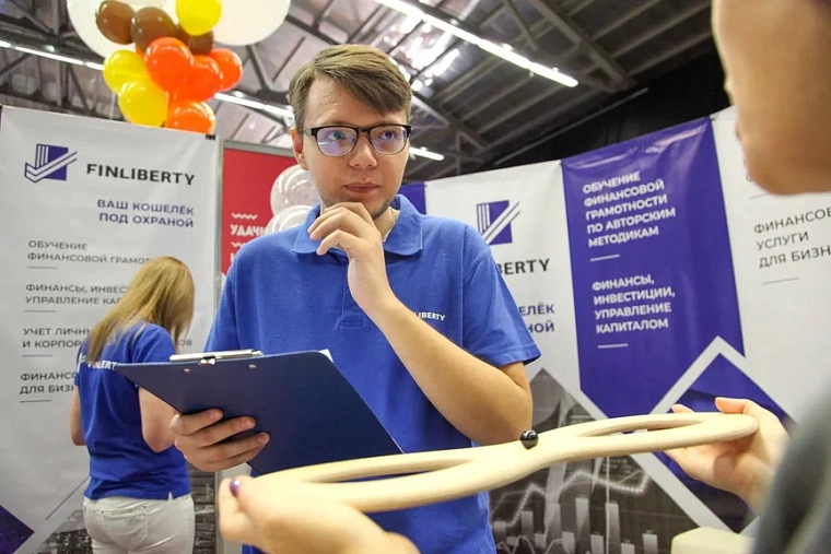 Спорткомплекс «Центральный» в Тюмени превратился в ярмарочную площадку