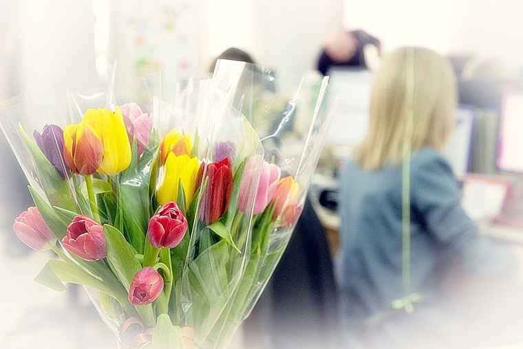 Двойная оплата и премии: каждый пятый россиянин планирует работать и 23 февраля, и 8 марта