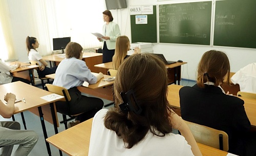 Росстат: уровень зарплат преподавателей Тюменской области на третьем месте в УрФО