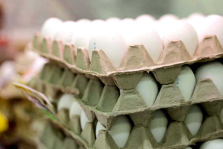 В тюменских магазинах нет дефицита яиц, минимальная цена за десяток - 96 рублей