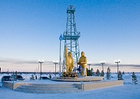 Мемориальный комплекс «Первооткрывателям Уренгойского нефтегазоконденсатного месторождения» на первой скважине Р-2.