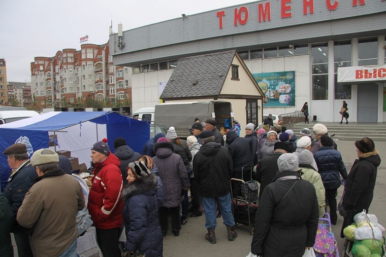 Тюменцы стояли в очереди за рыбой и капустой