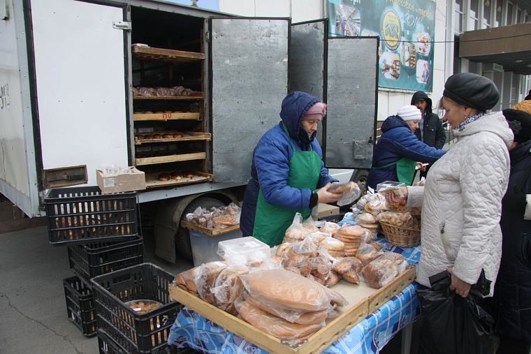 Тюменцы стояли в очереди за рыбой и капустой