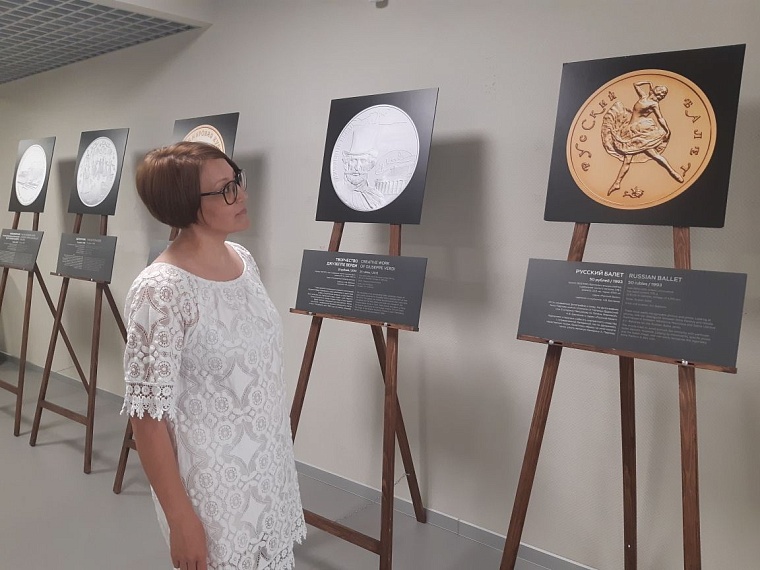 Фотовыставка монет «Магия театра» в Тюмени продлится до 9 июня