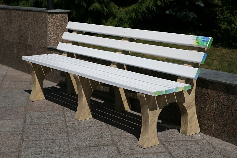 Сбер установил две экоскамьи в Тюмени