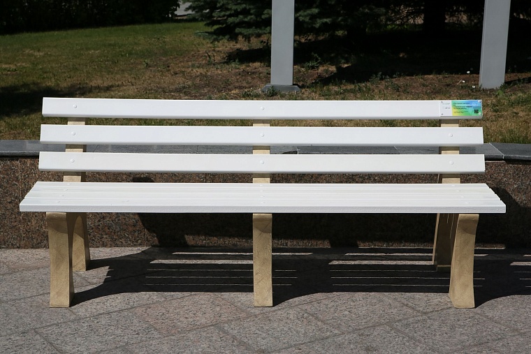 Сбер установил две экоскамьи в Тюмени