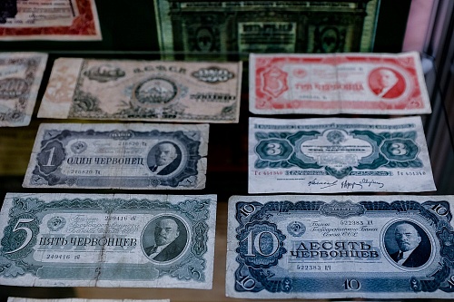 Тюменцам показали банкноту номиналом 250 миллионов рублей