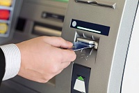 В каких случаях банк должен вернуть списанные с карты деньги?