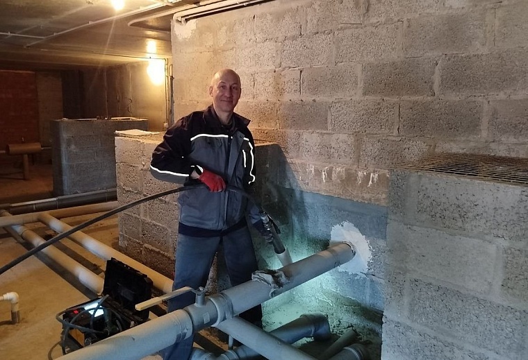 В Тюмени должникам за воду перекрывают канализацию