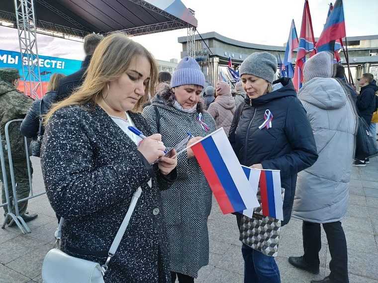 Возьми монету - вернешь после Победы: губернатор Александр Моор заложил новую традицию