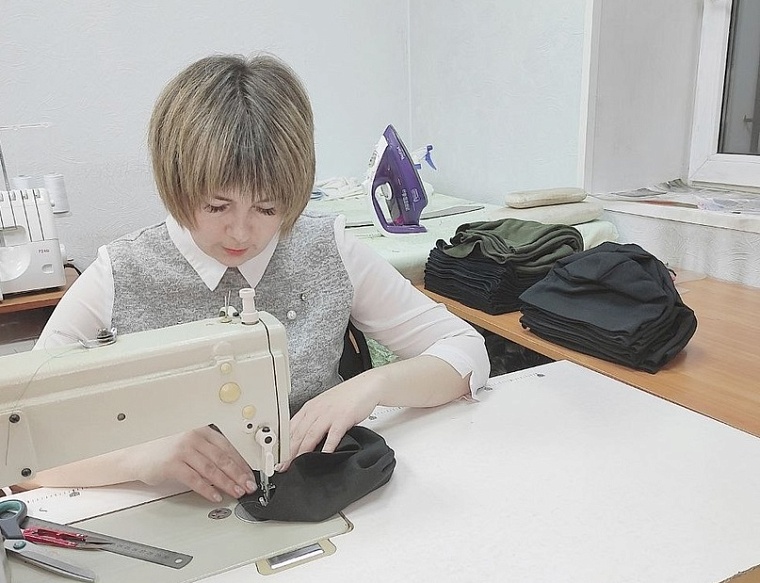 Тобольские мастерицы шьют теплые вещи для армии на Донбассе