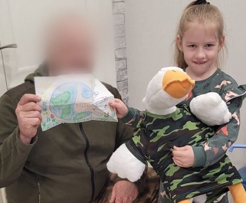 Тюменский боец на передовой получил письмо от девочки из детсада и решил ее навестить