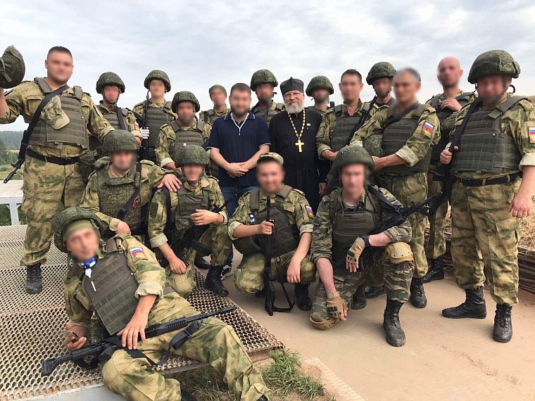 Священник исповедовал тюменских бойцов перед отправкой на Украину