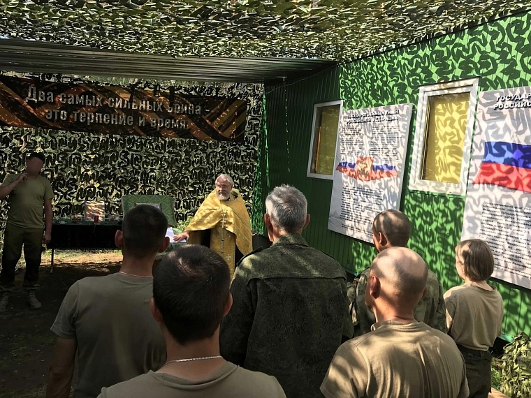 Священник исповедовал тюменских бойцов перед отправкой на Украину