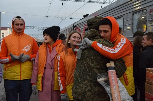 Тюменского волонтера штаба #МЫВМЕСТЕ проводили вместе с другими мобилизованными