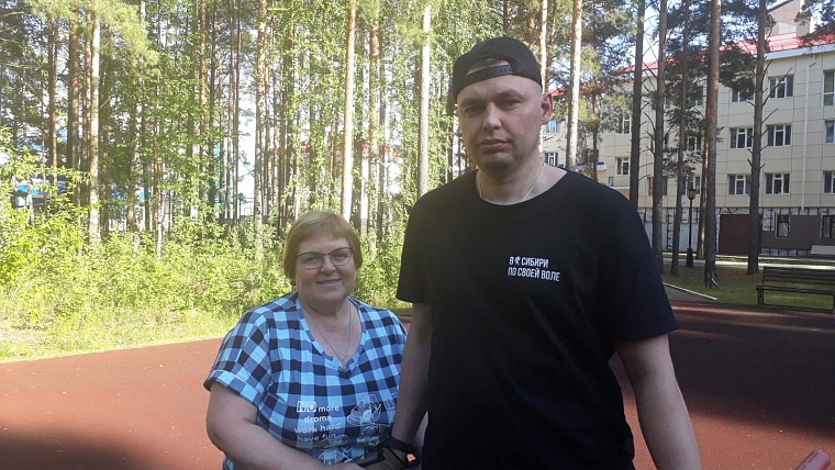 Рядом с сыном его мама