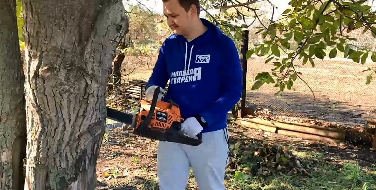 Молодогвардейцы из Тюмени помогают пенсионерам ЛНР