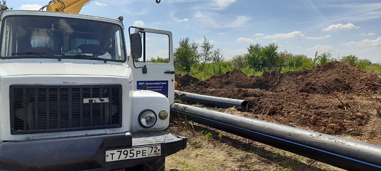 Тюменские специалисты ремонтируют водовод в Краснодоне
