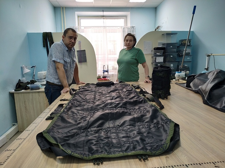 Тюменский предприниматель выпускает для бойцов СВО уникальные носилки и аптечки