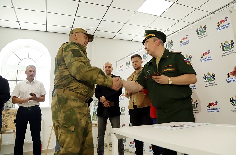 В Тюмени участникам СВО вручили удостоверения ветеранов боевых действий