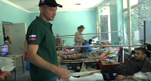 Тюменцы навестили раненых бойцов в Краснодоне