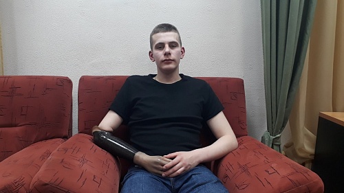 Потеряв часть руки на Донбассе, герой-десантник служит по контракту в тюменском военкомате