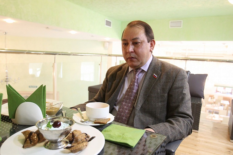 Чтобы поесть пельменей, тюменскому думцу приходилось откапывать дом от снега