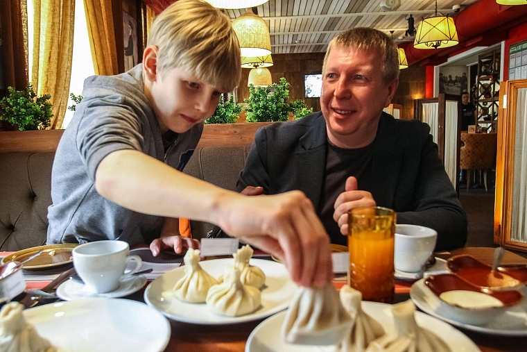 Пельмени из оленины, муксун и нельма: тюменский депутат вернулся в детство